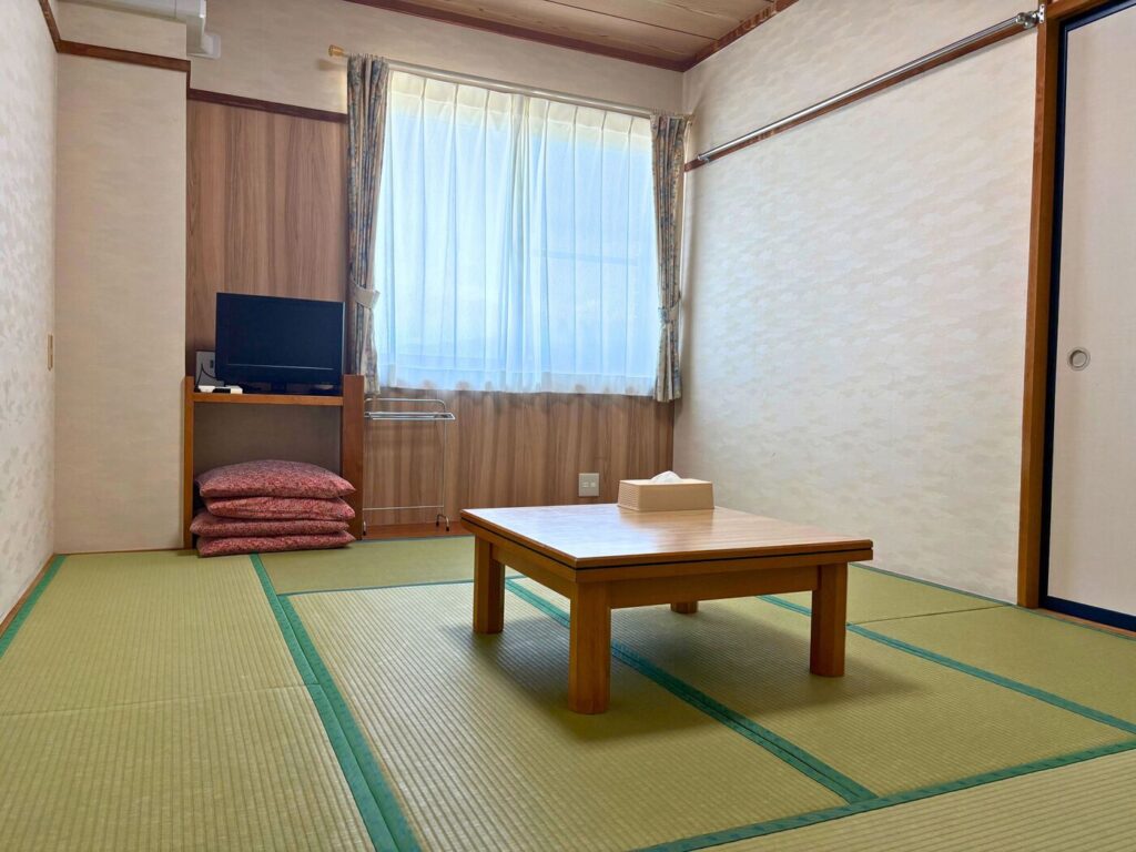 本館にある、専用トイレ完備の和室です。畳にお布団を敷いてお休みいただく伝統的なスタイルで、素朴ながらも快適にお過ごしいただける空間をご用意いたしました。  室内にはバス・シャワーはございませんが、館内の共用バス・シャワールームを自由にご利用いただけます。お手洗いが室内にあるため、夜間の移動もスムーズで、小さなお子様連れやご年配のお客様も安心してご滞在いただけます。また、禁煙ルームですので、タバコのにおいを気にせずリフレッシュしていただけます。  白馬での観光やアクティビティの後は、落ち着いた和の空間で過ごせる「Japanese  Comfort」で、どうぞ心ゆくまでお寛ぎください。