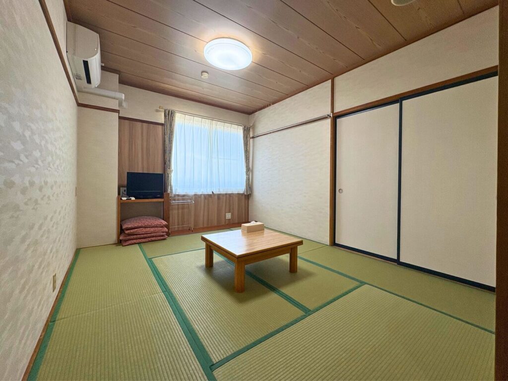 本館の和室は素朴さと心地よさを大切にしたお部屋です。畳の上にお布団を敷いてお休みいただくトラディショナルスタイルで、白馬でのひとときを懐かしく穏やかに演出します。  お部屋にバス・シャワーはございませんので、館内の共用バス・シャワールームをご利用ください。全室禁煙のため、お子様連れの方やご友人同士はもちろん、タバコのにおいが苦手な方も安心してお過ごしいただけます。  冬場のスキーや春先のトレッキングの拠点として、気軽に宿泊できるシンプルな和室をお探しの方に最適です。  落ち着いた和の空間で過ごせる「Japanese  Classic」で、ごゆっくりお寛ぎください